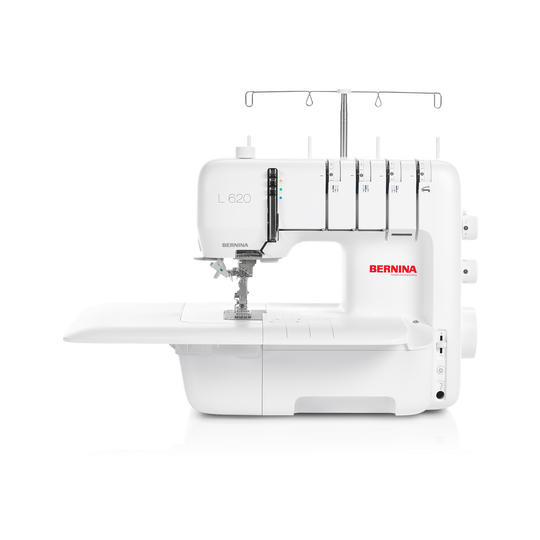 BERNINA L 620 Overlocker in Frontansicht mit grosser Anschiebetisch-Verlaengerung, vier Fadenfuehrungen und beleuchtetem Naehbereich image number