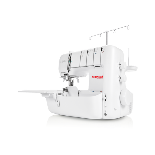 BERNINA L 660 Overlocker in Seitenansicht, weisses Geh&auml;use mit aufgestelltem Fadenst&auml;nder und Anschiebetisch f&uuml;r komfortables N&auml;hen und Vers&auml;ubern image number
