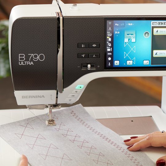 BERNINA 790 ULTRA mit Stickmodul image number