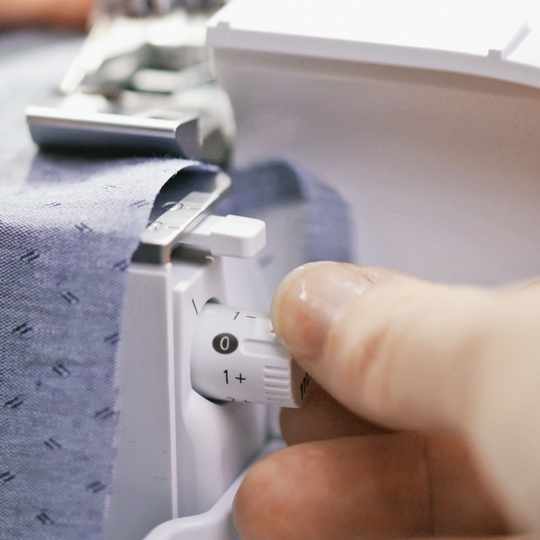 BERNINA L 890 image number