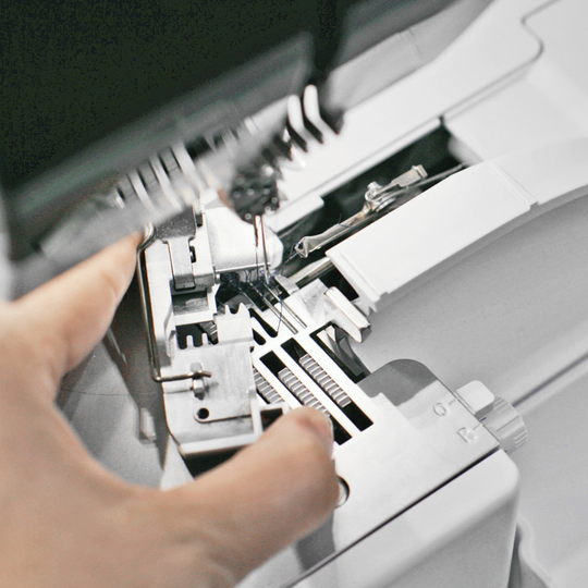 BERNINA L 890 image number